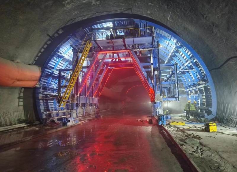 穿行式加寬段臺車(chē)