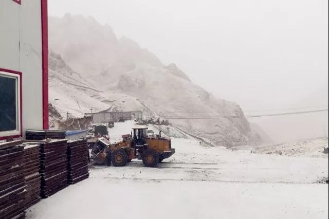人間四月芳菲盡，山中春雪還復(fù)來(lái)