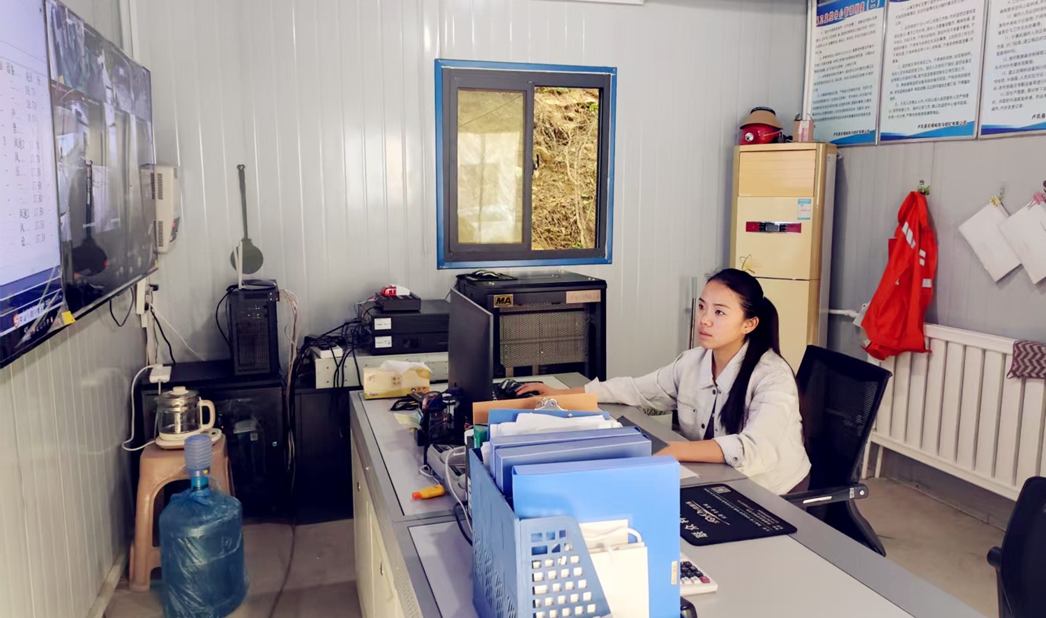 堅(jiān)守安全防線，綻放巾幗風(fēng)采｜記西溝鐵礦安全監(jiān)控員黃春玲